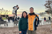 Nhà bất đồng chính kiến ​​​​Trung Quốc Lưu Tứ Phảng (Liu Sifang) và vợ là cô Lô Lina (Lina Lu) tại Hoa Kỳ trong một bức ảnh không đề ngày tháng. (Ảnh: Tổ chức Safeguard Defenders qua AP)