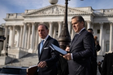Luật sư Abbe Lowell và con trai của Tổng thống Joe Biden, ông Hunter Biden (phải), đến nói chuyện với các phóng viên bên ngoài Tòa nhà Quốc hội Hoa Kỳ ở Hoa Thịnh Đốn hôm 13/12/2023. (Ảnh: Drew Angerer/Getty Images)
