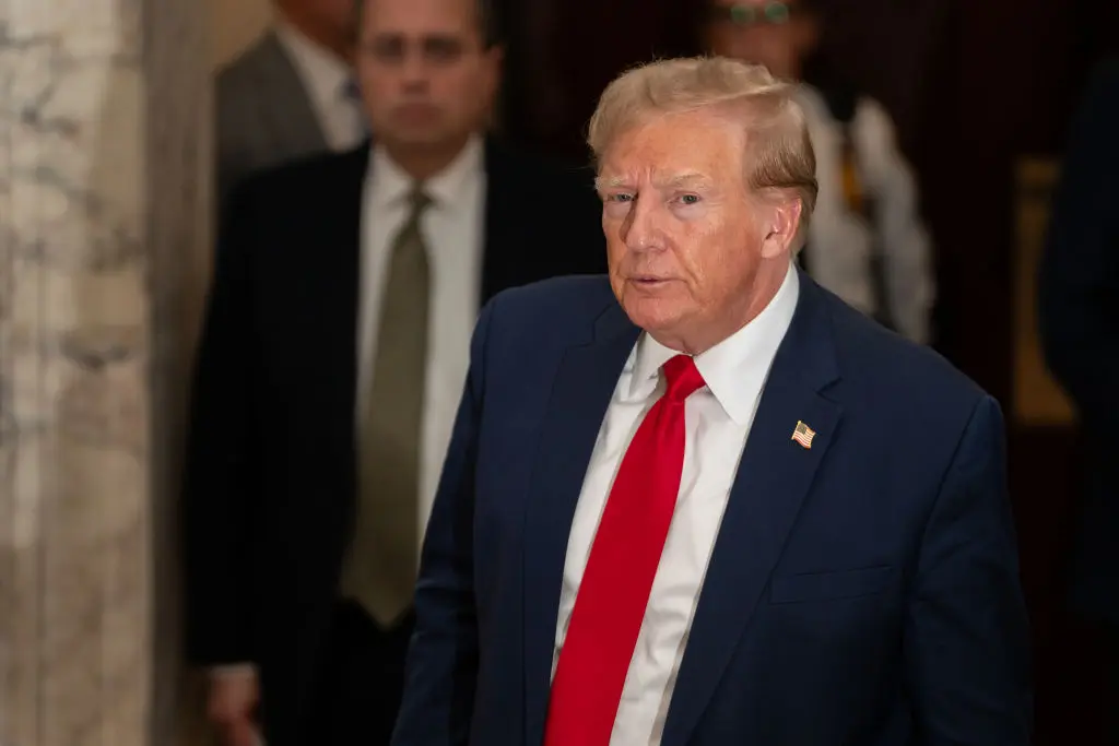 Cựu Tổng thống Donald Trump nói với giới truyền thông khi tham dự phiên tòa xét xử ông tại Tòa án Tối cao New York ở thành phố New York hôm 07/12/2023. (Ảnh: David Dee Delgado/Getty Images)