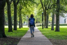 Một sinh viên đến lớp tại Đại học Rice ở Houston, Texas, vào ngày 29/08/2022. (Ảnh: Brandon Bell/Getty Images)