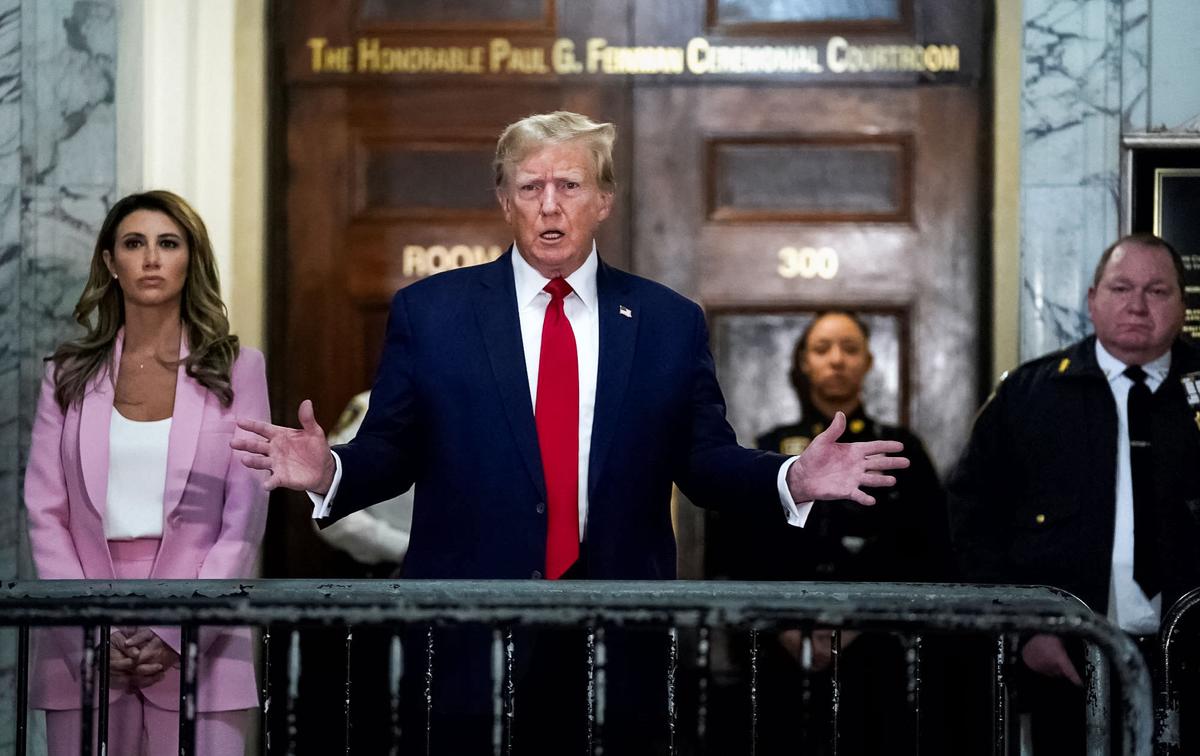 Cựu Tổng thống Donald Trump nói với các nhân viên truyền thông khi ông đến Tòa án Tối cao Tiểu bang New York trong phiên tòa xét xử gian lận dân sự đối với Tổ chức Trump, tại thành phố New York, hôm 07/12/2023. (Ảnh: Timothy A. Clary/AFP via Getty Images)