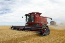 Ba máy liên hợp thu hoạch lúa mì mùa đông tại một trang trại gần Roggen, Colorado hôm 09/07/2009. (Ảnh: Ed Andrieski/AP Photo)