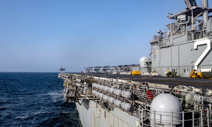 Một chiếc F-35B Lightning II phóng từ sàn đáp của tàu tấn công đổ bộ USS Essex cho cuộc tấn công đầu tiên của F-35B tại một địa điểm không được tiết lộ vào ngày 27/09/2018. (Ảnh: Chuyên gia Truyền thông Đại chúng Cấp 3 Matthew Freeman/Hải quân Hoa Kỳ)