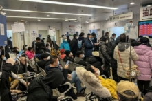 Bệnh nhân ngồi trên xe lăn và những người trong khoa cấp cứu của một bệnh viện ở Bắc Kinh, vào ngày 03/01/2023. (Ảnh: Jade Gao/AFP qua Getty Images)