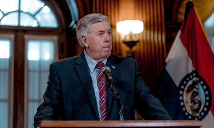 Thống đốc Mike Parson của Missouri lắng nghe câu hỏi của giới truyền thông trong cuộc họp báo ở Thành phố Jefferson, Missouri, vào ngày 29/05/2019. (Ảnh: Jacob Moscovitch/Getty Images)