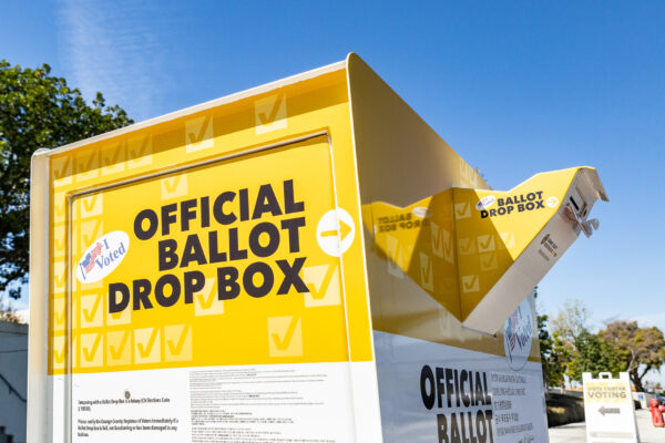 Một hòm bỏ phiếu tại Cơ quan Ghi danh Cử tri Quận Cam ở Santa Ana, California, vào ngày 05/03/2021. (Ảnh: John Fredricks/The Epoch Times)