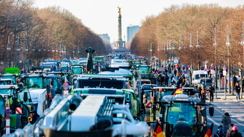 Nhóm “Nông dân Tự do” (Freien Bauern) là bên chính đứng ra tổ chức biểu tình phản đối luật mới, nhưng cả tài xế các hãng vận tải và thợ thủ công cũng tham gia cùng nông dân. Ảnh chụp đại lộ Straße des 17 Juni đoạn từ Cổng Brandenburg đến Cột Chiến Thắng (Siegessäule) hôm 08/01/2023. (Ảnh: Zhentong Zhang/Epoch Times)