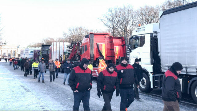 Sau cuộc biểu tình, các tài xế quay trở lại phương tiện của mình. (Ảnh: Matthias Kehrein/Epoch Times)