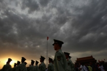 Cảnh sát bán quân sự tuần tra Quảng trường Thiên An Môn bên ngoài Tử Cấm Thành ở Bắc Kinh, vào ngày 18/05/2011. (Ảnh: Feng Li/Getty Images)