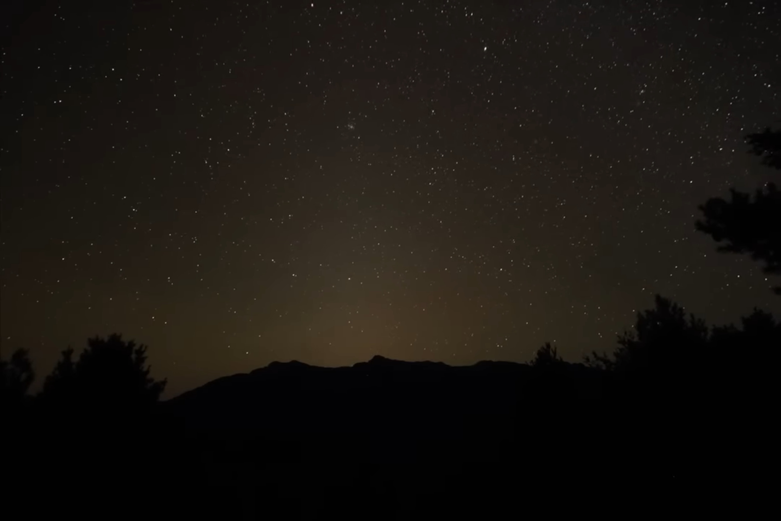 Ánh sáng Hoàng đạo có hình tam giác, màu từ vàng đến trắng. (Ảnh: Bảo tàng Thiên văn Đài Bắc/CNA)
