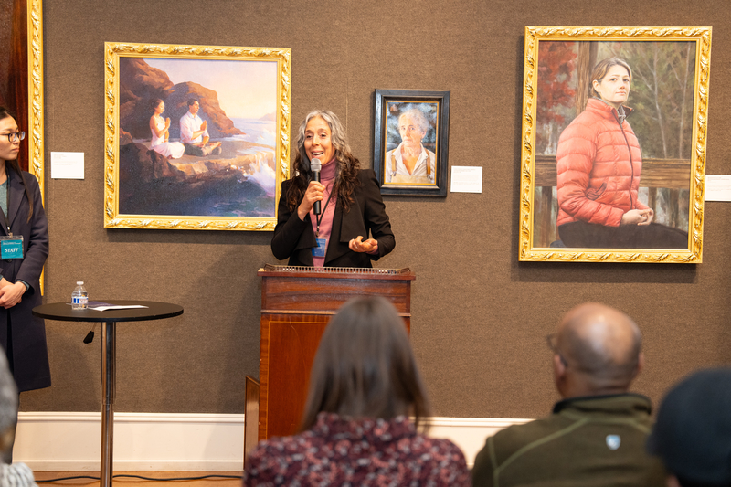 Họa sĩ người Ý Diana Manni đã lên sân khấu chia sẻ cảm nghĩ. (Ảnh: Đới Binh/Epoch Times)