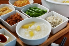 Ăn sáng như thế nào và ăn gì để không tăng cân? Bác sĩ Trung y chia sẻ ba mối nguy hiểm chính của việc bỏ bữa sáng và khuyên bạn cách ăn sáng đúng thời gian và đúng loại thực phẩm. (Ảnh: Shutterstock)