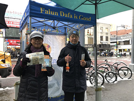 Điểm giảng chân tướng Pháp Luân Công trước Thư viện Flushing ở New York mở cửa 365 ngày trong năm, bất kể gió hay tuyết, khiến người qua đường cảm động. (Ảnh: Lâm Đan/Epoch Times)