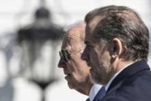 Tổng thống Joe Biden và con trai ông, ông Hunter Biden, tham dự Lễ Lăn Trứng Phục Sinh hàng năm trên bãi cỏ phía Nam của Tòa Bạch Ốc ở Hoa Thịnh Đốn hôm 10/04/2023. (Ảnh: Drew Angerer/Getty Images)