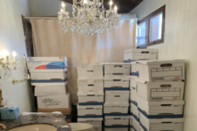 Đây là hình ảnh nằm trong bản cáo trạng truy tố cựu Tổng thống Donald Trump, cho thấy các thùng hồ sơ được đặt trong phòng tắm ở dinh thự Mar-a-Lago của ông Trump tại Palm Beach, Florida (Ảnh: Bộ Tư Pháp qua AP)