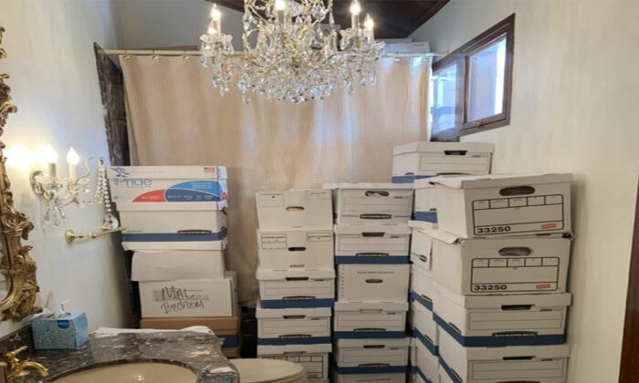 Đây là hình ảnh nằm trong bản cáo trạng truy tố cựu Tổng thống Donald Trump, cho thấy các thùng hồ sơ được đặt trong phòng tắm ở dinh thự Mar-a-Lago của ông Trump tại Palm Beach, Florida (Ảnh: Bộ Tư Pháp qua AP)