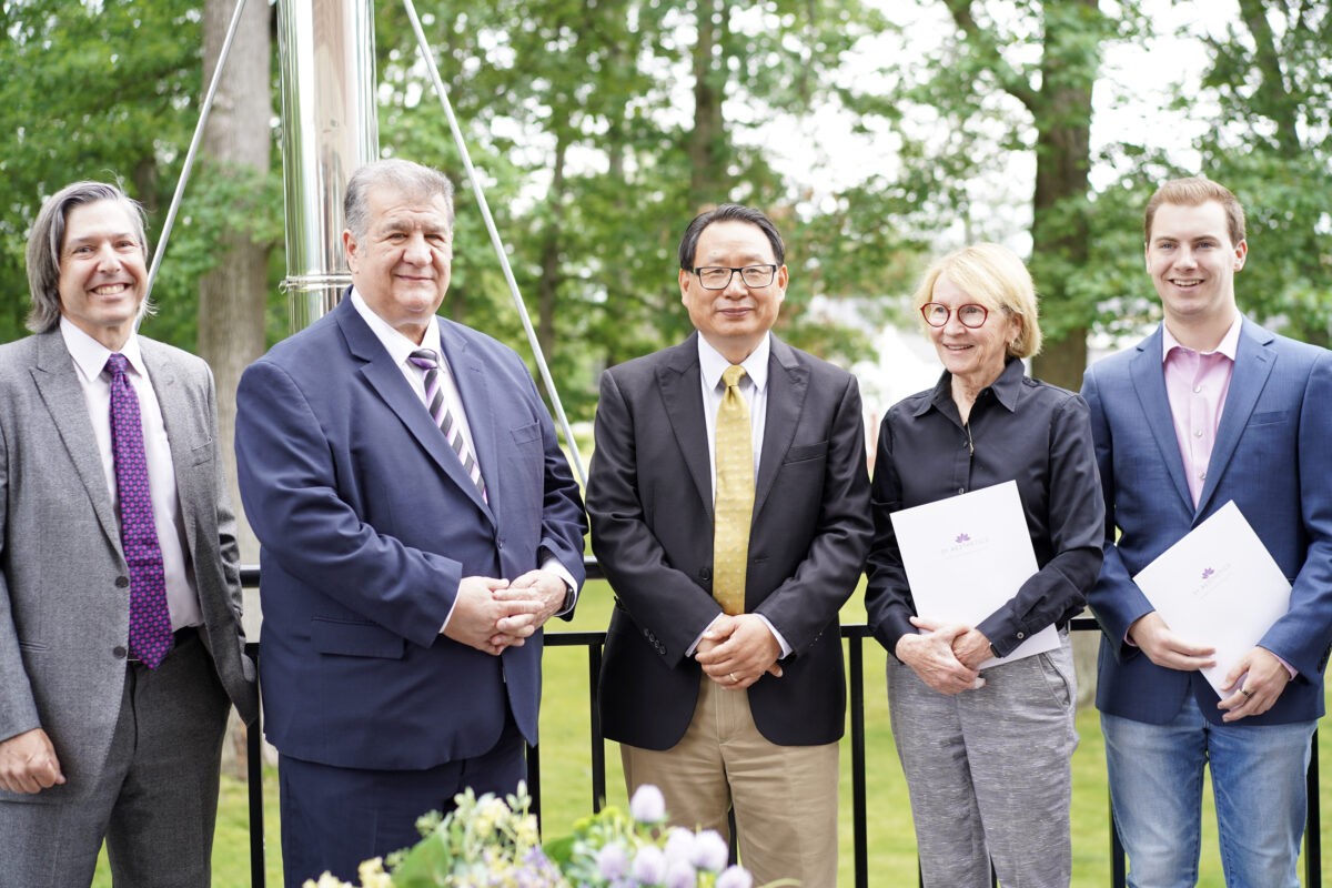 (Từ trái qua phải) Tiến sĩ Jeffrey Yager, Thị trưởng Middletown Joseph DeStefano, Tiến sĩ Dương Cảnh Đoan, Dân biểu Aileen Gunther, và Brandon Holdridge, chuyên gia dịch vụ cử tri từ văn phòng Thượng nghị sĩ tiểu bang James Skoufis tại lễ cắt băng khánh thành SY Aesthetics ở Middletown, N.Y., vào ngày 16/6/2023. (Ảnh: Cara Ding/The Epoch Times)