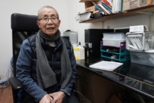 Ông Bob Lau, một người Mỹ gốc Hoa định cư tại Hoa Kỳ, người đã nhiều lần thoát chết trong gang tấc, vẫn lạc quan ngay cả khi đối mặt với căn bệnh ung thư. Ông cho rằng suy nghĩ tích cực của mình là nhờ cuốn sách 'Chuyển Pháp Luân', cuốn sách đã giúp ông buông bỏ nỗi sợ hãi về cái chết. (Ảnh: Jenny Zheng/The Epoch Times)