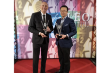 Nhà soạn nhạc Daryl Bennett (trái) và đạo diễn Raymond Zhang nhận Giải thưởng Leo năm 2023 cho bộ phim tài liệu ‘Nội tạng Nhà nước' tại Vancouver, B.C., vào ngày 09/07/2023. (Ảnh được đăng dưới sự đồng ý của hãng phim Rooyee)