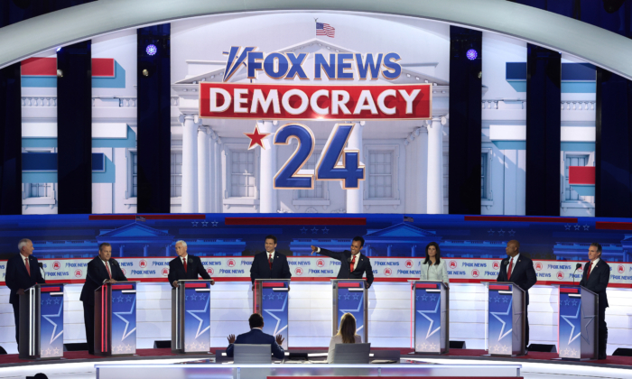 Các ứng cử viên tổng thống của Đảng Cộng hòa (từ trái sang phải), ông Asa Hutchinson, cựu Thống đốc bang Arkansas, ông Chris Christie, cựu Thống đốc bang New Jersey, ông Mike Pence, cựu Phó Tổng thống, ông Ron DeSantis, Thống đốc bang Florida, ông Vivek Ramaswamy, bà Nikki Haley, cựu Đại sứ Liên Hiệp Quốc, Thượng nghị sĩ Tim Scott (Cộng Hòa-South Carolina), và ông Doug Burgum, thống đốc North Dakota, tham gia cuộc tranh biện sơ bộ đầu tiên của Đảng Cộng Hòa do FOX News tổ chức tại Diễn đàn Fiserv ở Milwaukee, Wisconsin, hôm 23/08/2023. (Win McNamee/Getty Images)