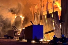 Lính cứu hỏa làm việc tại địa điểm của một nhà kho công nghiệp bị hư hại do cuộc không kích bằng thiết bị bay điều khiển bằng vô tuyến (drone) của Nga, trong bối cảnh Moscow tấn công Ukraine, ở Lviv, vào ngày 19/09/2023. (Ảnh: Dịch vụ Khẩn cấp Nhà nước Ukraine/Tư liệu báo chí qua Reuters)