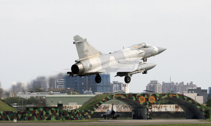 Một chiến đấu cơ Mirage 2000 của không quân Đài Loan hạ cánh xuống một căn cứ không quân ở Tân Trúc, phía bắc Đài Loan vào ngày 09/04/2023. (Ảnh: Jameson Wu/AFP qua Getty Images)