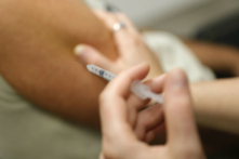 Một người đàn ông được chích vaccine Comirnaty Omicron XBB 1.5 Pfizer trong một bức ảnh lưu trữ. (Ảnh: Pascal Pochard-Casabianca/AFP via Getty Images)