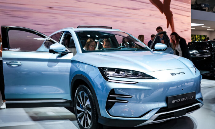 Khách tham quan ngắm nhìn mẫu xe điện BYD Seal U tại triển lãm xe quốc tế IAA Mobility 2023 ở Munich, Đức, hôm 06/09/2023. (Ảnh: Leonhard Simon/Getty Images)