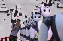 Một người đàn ông chụp ảnh robot trong Hội nghị Trí tuệ Nhân tạo Thế giới (WAIC) ở Thượng Hải vào ngày 07/07/2023 (Ảnh: Wang Zhao/AFP via Getty Images)