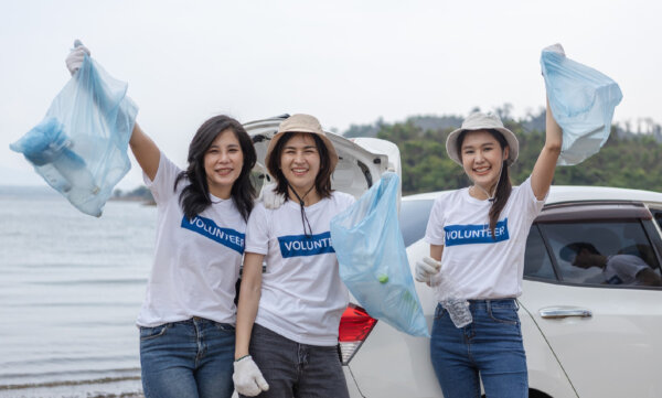 Một nhóm tình nguyện viên kết hợp việc nhặt rác trong kỳ nghỉ của họ. (Ảnh: Eakkachai Halang/ Dreamstime)