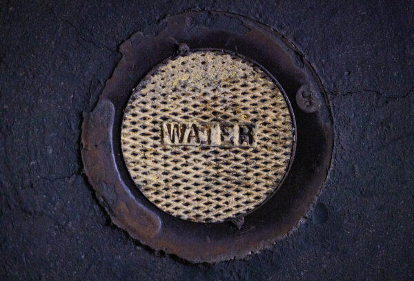 Lối tiếp cận nguồn nước ở Long Beach, California, hôm 13/12/2023. (Ảnh: John Fredricks/The Epoch Times)