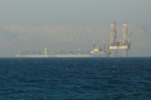 Một tàu container đi qua giàn khoan dầu ở Vịnh Suez và hướng về Hồng Hải trước tiến vào Kênh đào Suez, ở ngoài địa phận Cairo, Ai Cập, vào ngày 01/09/2020. (Ảnh: Amr Abdallah Dalsh/Reuters)