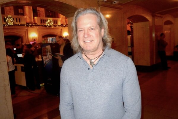 Ông Michael O’Boyle hưởng thức Nghệ thuật Biểu diễn Shen Yun tại Nhà hát Wang thuộc Trung tâm Boch ở Boston, tiểu bang Massachusetts hôm 30/12/2023. (Ảnh: Weiyong Zhu/The Epoch Times)