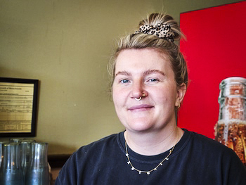 Bà Abby Winnett làm nhân viên phục vụ tại Salt Water Diner ở Hull, Massachusetts, hôm 16/12/2023. (Ảnh: Allan Stein/The Epoch Times)