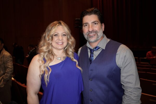 Ông Michelle và bà Kirk Furch tại Nhà hát Jones Hall for the Performing Arts, ở thành phố Houston, tiểu bang Texas, hôm 01/01/2024. (Ảnh: Sally Sun/The Epoch Times)