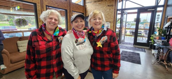 Bà Larie Dowdy (ở giữa) và hai người bạn gái cùng cắm trại. (Ảnh do bà Larie Dowdy cung cấp)