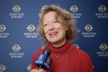 Bà Stefania Maggini thưởng thức chương trình Nghệ thuật Biểu diễn Shen Yun tại Nhà hát Maggio Musicale Fiorentino, ở thành phố Florence, nước Ý, hôm 27/12/2023. (Ảnh: Đài truyền hình NTD)