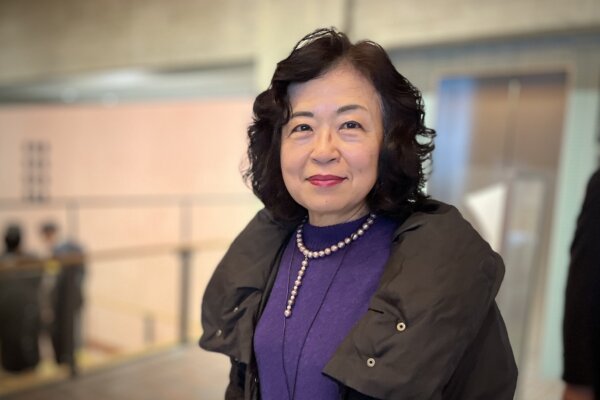 Bà Kubota Mami thưởng thức đêm diễn Shen Yun tại Nhà hát ROHM Theater Kyoto, Nhật Bản, hôm 03/01/2024. (Ảnh: Zhang Ying/The Epoch Times)