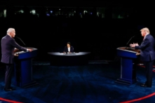 Tổng thống đương thời Donald Trump cùng ứng cử viên Joe Biden và người điều phối, xướng ngôn viên của NBC News, bà Kristen Welker (giữa) tham gia cuộc tranh biện tổng thống cuối cùng tại Đại học Belmont ở Nashville, Tennessee, vào ngày 22/10/2020. (Ảnh: Jim Bourg/AFP via Getty Images)