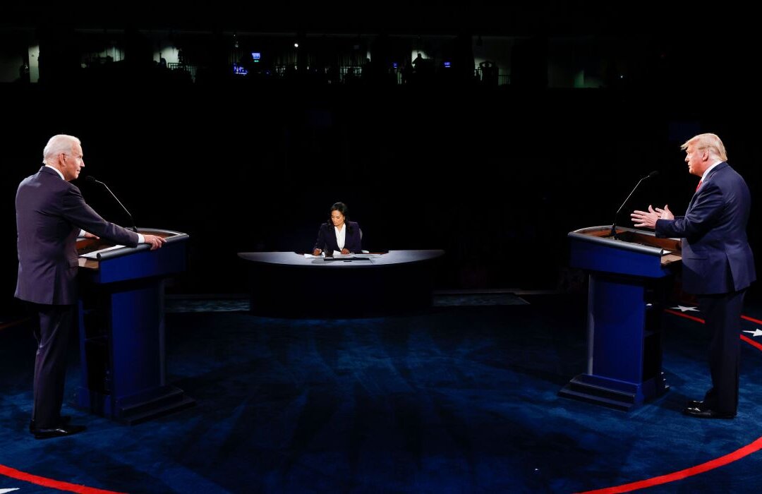 Tổng thống đương thời Donald Trump cùng ứng cử viên Joe Biden và người điều phối, xướng ngôn viên của NBC News, bà Kristen Welker (giữa) tham gia cuộc tranh biện tổng thống cuối cùng tại Đại học Belmont ở Nashville, Tennessee, vào ngày 22/10/2020. (Ảnh: Jim Bourg/AFP via Getty Images)