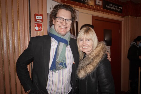 Ông Paul Curran và mẹ thưởng thức Nghệ thuật Biểu diễn Shen Yun tại thành phố Oxford, Vương quốc Anh, chiều hôm 06/01/2024. (Ảnh: Mary Mann/Epoch Times)