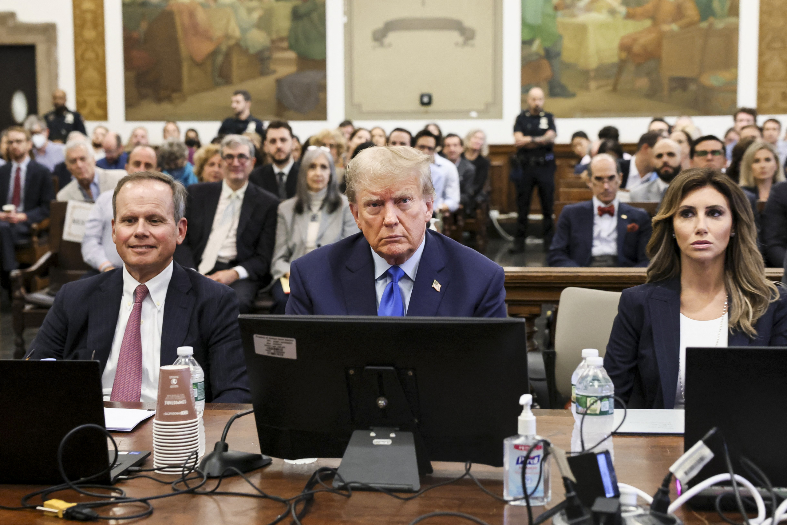 Cựu Tổng thống Donald Trump ngồi cùng các luật sư của mình trong một vụ án gian lận dân sự do Tổng Chưởng lý tiểu bang Letitia James đệ trình, tại một tòa án Manhattan ở New York vào ngày 02/10/2023. (Ảnh: Brendan Mcdermid/POOL/AFP qua Getty Images)