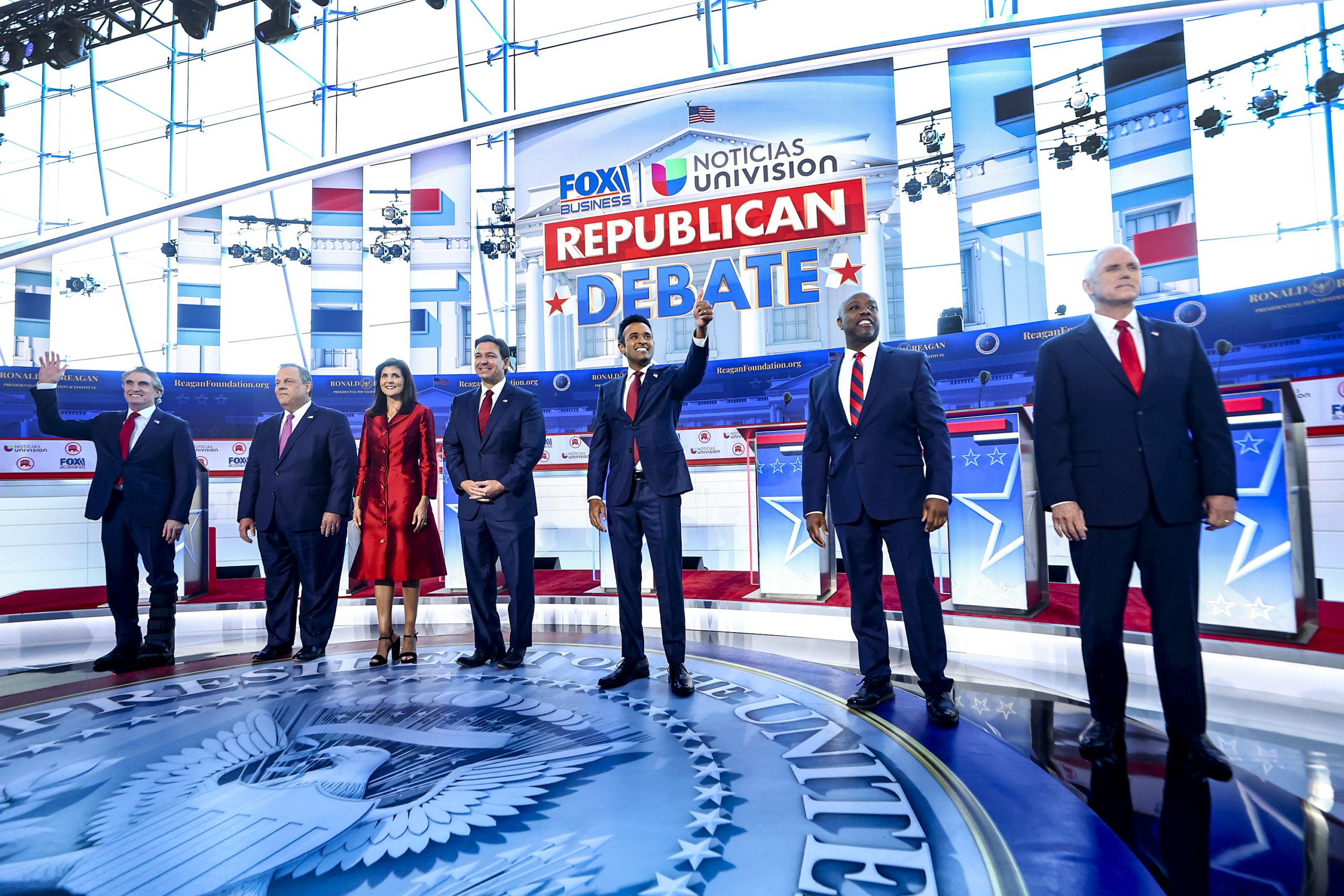 (Từ trái sang) Các ứng cử viên tổng thống của Đảng Cộng Hòa gồm Thống đốc North Dakota Doug Burgum, cựu Thống đốc New Jersey Chris Christie, cựu Thống đốc South Carolina và là Đại sứ Liên Hiệp Quốc Nikki Haley, Thống đốc Florida Ron DeSantis, doanh nhân Vivek Ramaswamy, Thượng nghị sĩ Tim Scott (Cộng Hòa-South Carolina), và cựu Phó Tổng thống Mike Pence (đã rút lui) tham dự cuộc tranh biện sơ bộ tổng thống của Đảng Cộng Hòa lần thứ hai tại Thư viện Tổng thống Ronald Reagan ở Thung lũng Simi, California, hôm 27/09/2023. (Ảnh: Frederic J. Brown/AFP qua Getty Images)