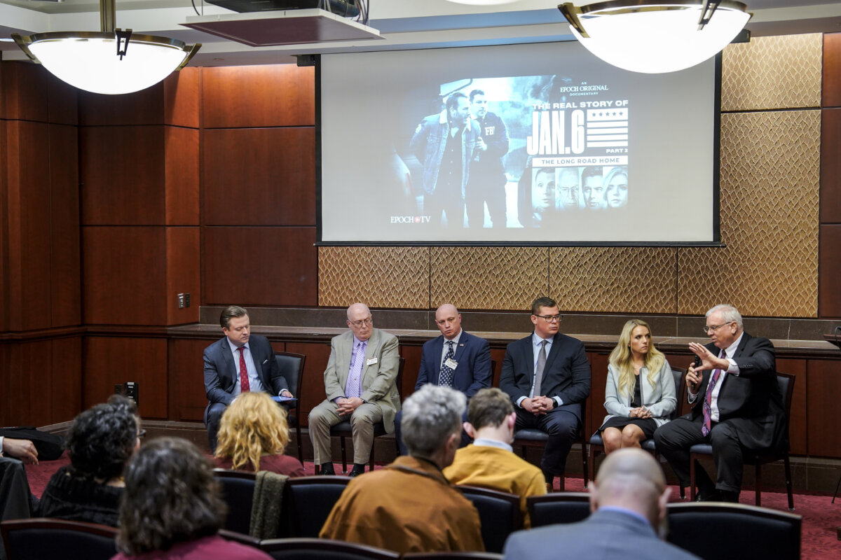 (Từ trái sang phải) Ông Jan Jekielek, biên tập viên cao cấp của Epoch Times kiêm người chủ trì chương trình “American Thought Leaders”; người chủ trì chương trình kiêm nhà văn Joe Hanneman; chuyên gia an ninh quốc gia Tom A. Speciale; ông Mike Howell, giám đốc Dự án Giám sát Quỹ Di sản; bà Sarah McAbee, vợ của tù nhân ngày 06/01 “Colt” McAbee; và luật sư bào chữa William Shipley tại buổi chiếu và ra mắt trước Quốc hội bộ phim tài liệu của Epoch Times “Câu chuyện Có thật về Ngày 06/01 Phần 2: Đường Về Nhà Còn Dài” tại Tòa nhà Quốc hội Hoa Kỳ ở Hoa Thịnh Đốn, hôm 09/01/2024. (Ảnh: Samira Bouaou/The Epoch Times)