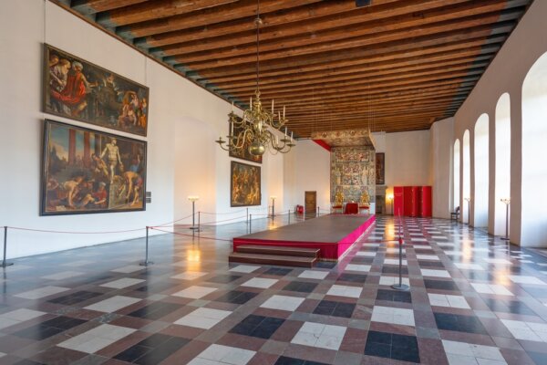 Một trong những điểm nổi bật nhất của nội thất lâu đài là phòng khiêu vũ độc đáo. Căn phòng này được coi là đại sảnh lớn nhất ở Bắc Âu vào những năm 1500. Ban đầu, căn phòng có hơn 40 tấm thảm trang trí miêu tả hơn 100 vị vua Đan Mạch và là bối cảnh nổi tiếng cho các bữa tiệc của Vua Frederick Đệ nhị. Shakespeare đã miêu tả chi tiết phòng khiêu vũ này và những lễ hội xa hoa của nó trong “Hamlet,” vở kịch được trình diễn mỗi mùa hè ngay tại chính căn phòng này. Mặc dù các tấm thảm trang trí trên tường ban đầu và các đặc điểm khác đã mất đi trong trận hỏa hoạn năm 1629, nhưng nơi đây đã được Vua Christian Đệ tứ xây dựng lại thật uy nghi. Sàn nhà, trần gỗ, và các bức tranh tường hiện nay có niên đại từ các lần cải tạo lâu đài vào thế kỷ 20. (Ảnh: Diego Grandi/Shutterstock)