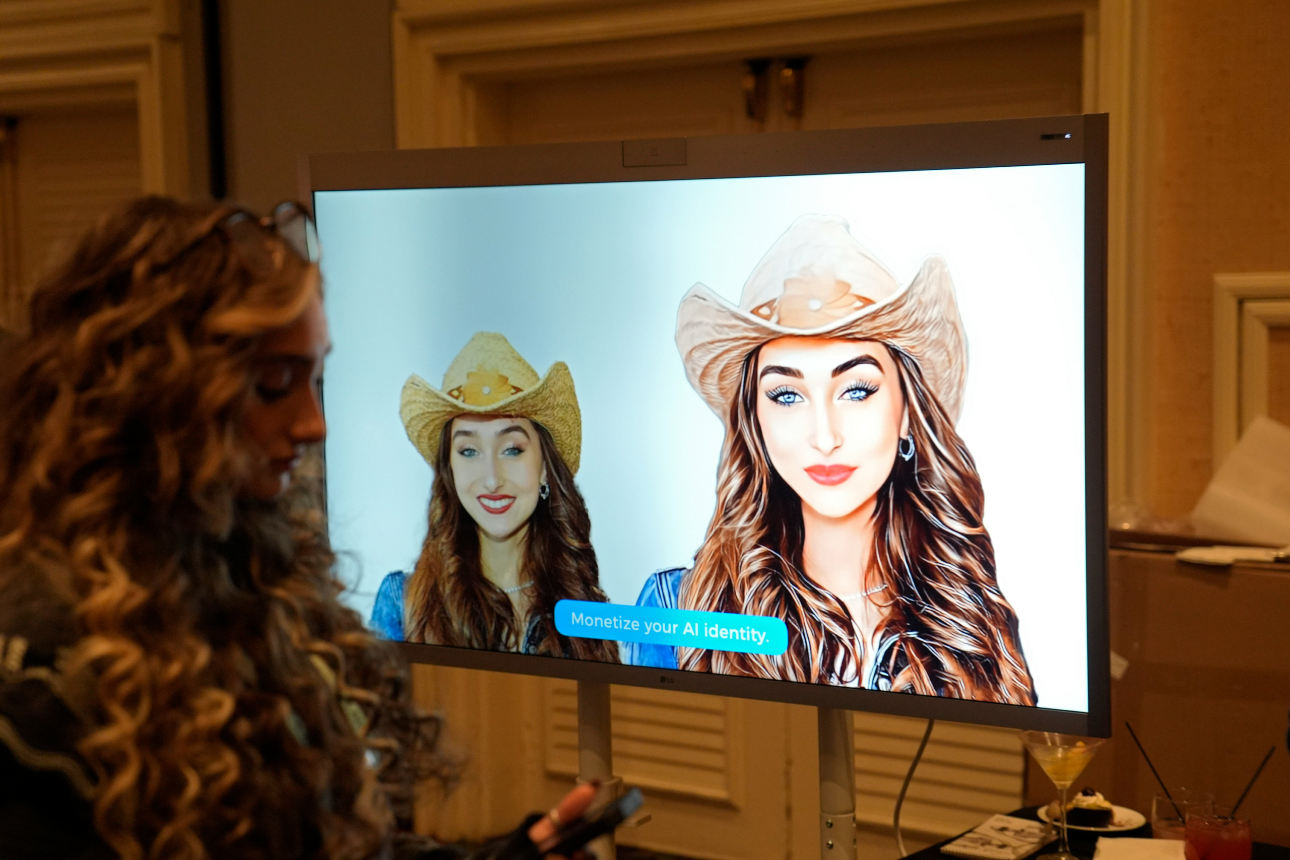 Cô McKenzi Brooke (trái), một người làm nghề sáng tạo nội dung sống tại Los Angeles, đang đứng cạnh hình ảnh của một cặp song sinh do AI tạo ra tại gian hàng của Hollo AI tại Pepcom trước triển lãm công nghệ CES ở Las Vegas hôm 08/01/2024. (Ảnh: John Locher/AP Photo)