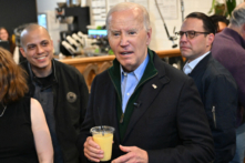 Tổng thống Joe Biden nói chuyện với các phóng viên khi ông ghé thăm một quán cà phê ở Emmaus, Pennsylvania, hôm 12/01/2024. (Ảnh: Mandel Ngan/AFP qua Getty Images)