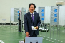 Phó Tổng thống Đài Loan và cũng là ứng cử viên tổng thống của Đảng Dân Tiến (DPP) cầm quyền, ông Lại Thanh Đức đang bỏ phiếu ở Thiên An, Đài Loan, hôm 13/01/2024. (Ảnh: Annabelle Chih/Getty Images)