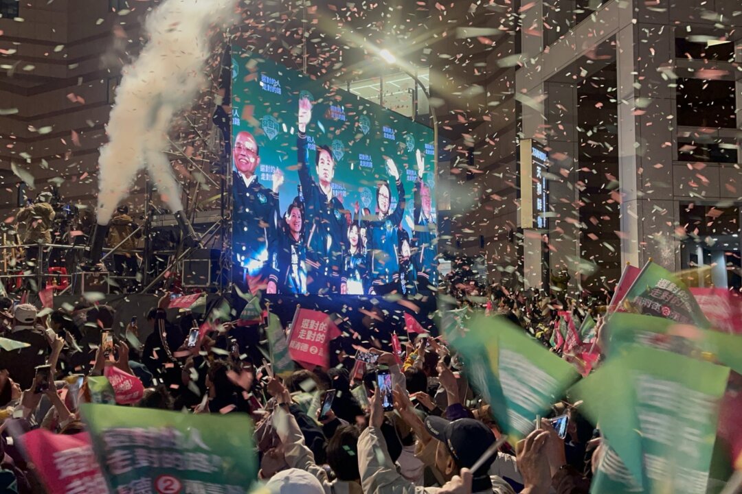 Những người ủng hộ ứng cử viên tổng thống của Đảng Dân Tiến Lại Thanh Đức (Lai Ching-te) ăn mừng kết quả bầu cử ở Đài Bắc, Đài Loan, hôm 13/01/2024. (Ảnh: Melina Chan/The Epoch Times)