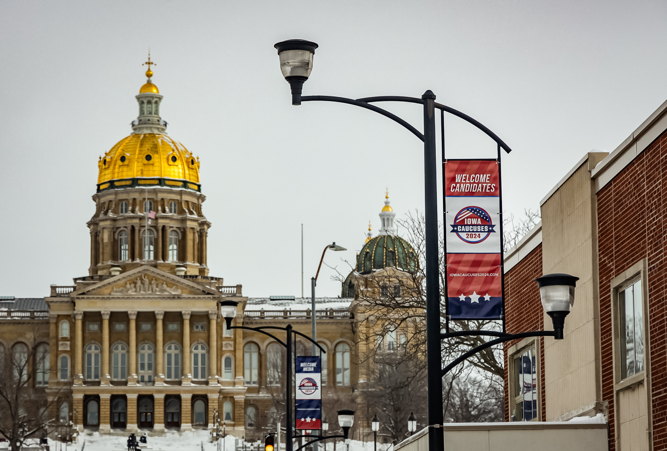 Quảng cáo cho cuộc họp bầu của Iowa dọc các đường ở Des Moines, Iowa, hôm 15/012024. (Ảnh: John Fredricks/The Epoch Times)